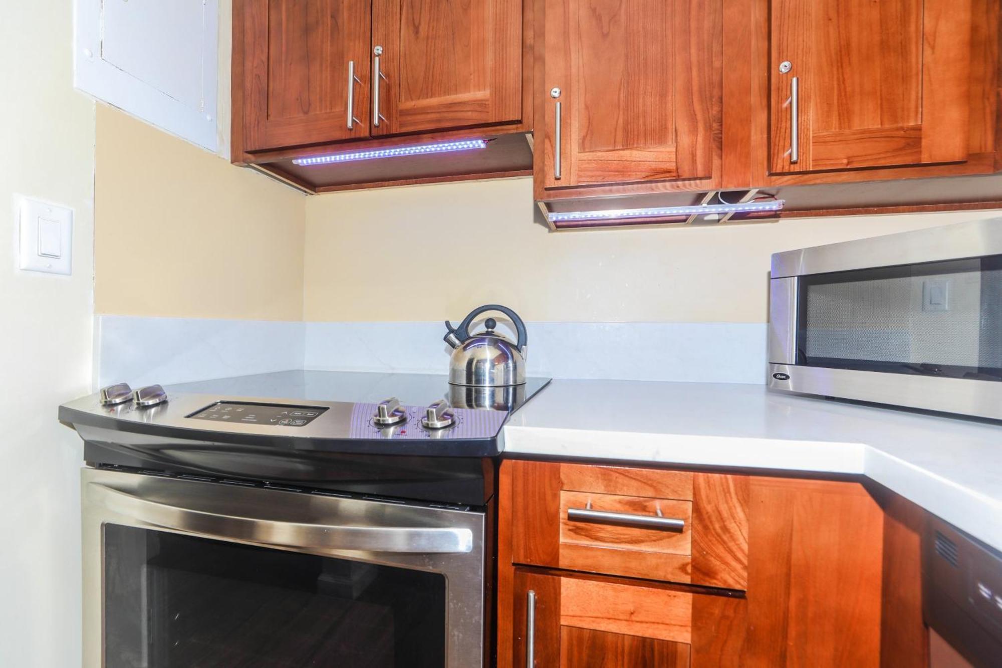 Ilikai Tower 701 View 1br *